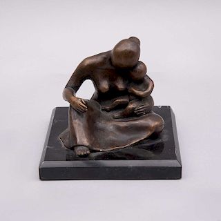 Rocío Villagarcía. Maternidad. Ca. 1980. Fundición en bronce sobre base de mármol negro. Firmada. 11 cm de altura.