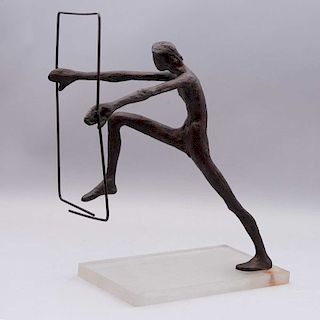 Escultura de personaje abstracto. Siglo XX. Fundición en bronce con base de acrílico transparente. 50 cm de altura.