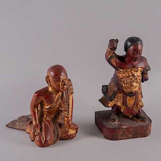 Monje y guerrero. Tíbet, Ca. 1900. Tallas en madera policromada, 1 con aplicaciones de espejo. Piezas: 2