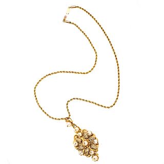 Collar y pendiente con perlas en oro amarillo de 8k. 10 perlas cultivadas color crema de 5 a 6 mm. Peso: 29.1 g.