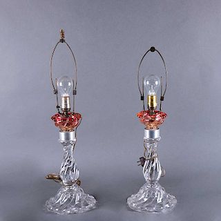Par de lámparas de mesa. Francia,siglo XX. Elaboradas en cristal transparente y rojo de Baccarat, marcado inferior. Para 1 luz c/u.