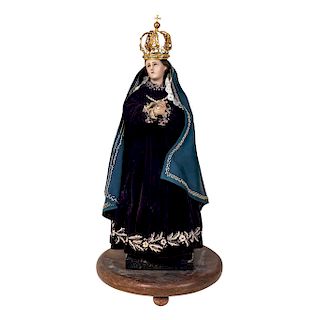 THE SORROWFUL VIRGIN. MEXICO, 19TH CENTURY. Carved wood articulated figure. Decorated with costume jewerly, a metal crown. With a glass cover.