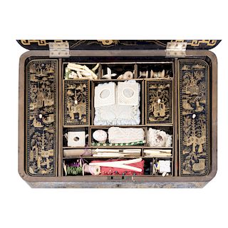 SEWING KIT. 19TH CENTURY. Chinese Style. Lacquered wood. With sewing accesories inside.
