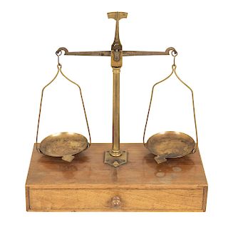 SCALE. ENGLAND, CIRCA 1900. Iron and metal structure with two plates. Wooden base with drawer.