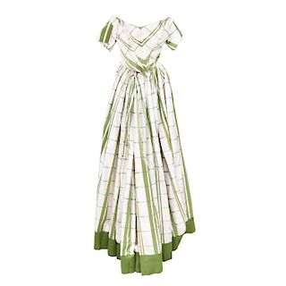 DRESS. CIRCA 1900. Plaid skirt in white and green. Matching skirt with lace details.