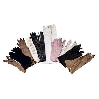 A LOT OF LADY GLOVES. MEXICO, USA AND ENGLAND, CIRCA 1900. 8 pairs and 3 extra gloves in diverse fabrics, velvet and leather. Total: 19 pieces.