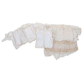 LOTE DE ROPA. MÉXICO, CA. 1900 En algodón blanco: 2 fondos, 7 vestidos de infante, 17 gorros p/bebé y 18 camisas p/bebé (44 pz)
