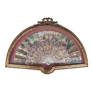 FAN WITH SHOWCASE. FRANCE, END OF THE XIX CENTURY. Openwork linkage of mother of pearl and golden enamel, country of hand-painted wallpaper.