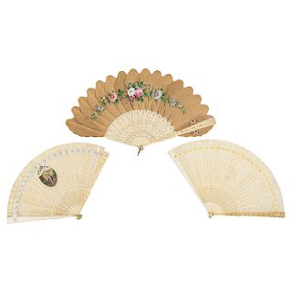 LOT OF HAND FANS. CHINA, XX CENTURY. Sizes in ivory. With openwork, sculpted and polychrome motifs. With oriental motifs. Pieces: 3