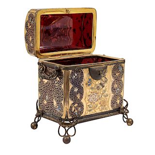 PERFUME BOX. ITALY, FIRST HALF OF XX CENTURY. In MURANO glass, red and gold detailed. With floral patterns.