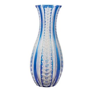 FLOWER VASE. GERMANY, XX CENTURY. In transparent cut glass and cobalt blue. Stylized design Decorated with plant motifs.