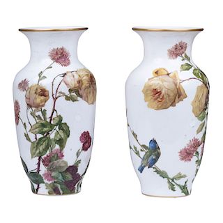 Pair of vases. MEXICO, XX CENTURY. In milk glass detailed to gold. Decorated with floral patterns. Pieces: 2