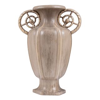 VASE. MEXICO, FIRST HALF OF XX CENTURY. In beige terracotta. With lateral and floral side handles.