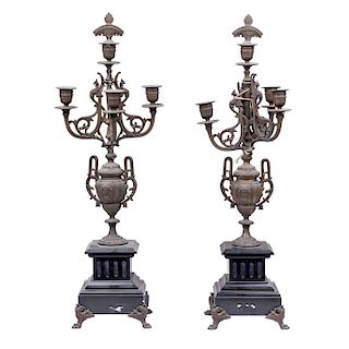 PAIR OF CANDELABROS. ITALY, PRINCIPLES OFXX CENTURY. Gold metal foundry. For 3 lights. With black marble base. Pieces: 2