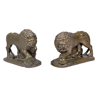 Pair of lions ITALY, FIRST HALF OF  XX CENTURY. In green terracotta. Pieces: 2