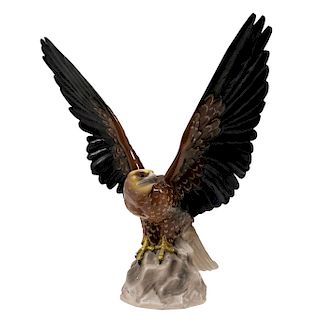 EAGLE ON THE FLIGHT. GERMANY, XX CENTURY. In polychrome pottery.