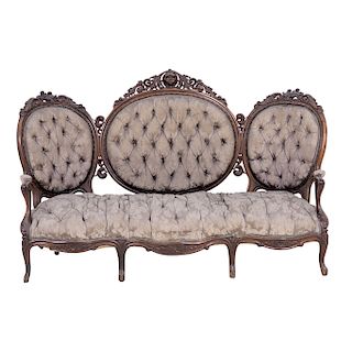 ROOM PRINCIPLES OF XX CENTURY. LUIS XV STYLE. Wooden structure with beige upholstery. Pieces: 9