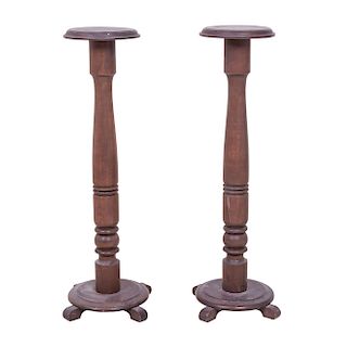 PAIR OF PEDESTALS. XX CENTURY. Made of carved wood. Composite spindles with circular capital. Pieces: 2