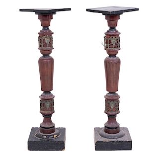 PAIR OF COLUMNS. PRINCIPLES OF XX CENTURY. EMPIRE STYLE. Made of carved wood. Composite cup type fuses. Pieces: 2.