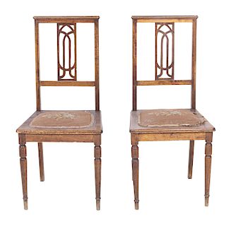 PAIR OF CHAIRS.XX CENTURY. Made of carved wood. Semi-open backrests, seats with brown upholstery.Pieces: 2.