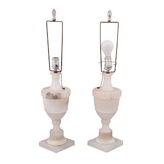 PAIR OF TABLE LAMPS XX CENTURY Elaborated in alabaster. Electrified for a light. With shaft shaped vase and quadrangular base