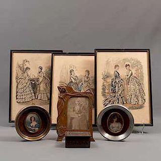 Lote mixto de 7 piezas. Siglo XX. Consta de: Portaretratos. Estilo Art Nouveau., Reproducciones de moda y depósito de metal.