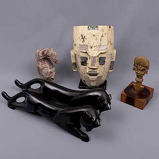 Lote mixto de 5 piezas. Origen latinoamericano. Siglo XX. Consta de: Máscara, cabeza maya, figura votiva y par de panteras.