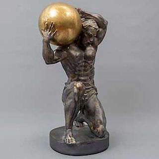 Atlas con orbe. Siglo XX. Elaborado en fibra de vidrio. Acabado a manera de bronce. Con base. 42 x 18 cm.