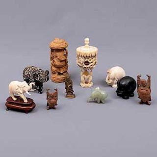 Lote de 10 piezas. Origen oriental. SXX. Diferentes diseños y materiales. Consta de: Ganesha, 5 elefantes, 2 Budas-Hotei, otros.