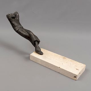 Baldin. Hombre reclinado. Firmado en la espalda. Fundición de bronce 3/6. Con base de piedra.17 x 10 x 25 cm.