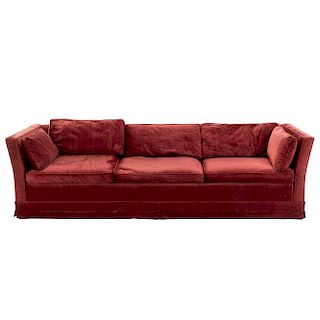 Sofá de tres plazas. Siglo XX. En tapicería color rojo. Con respaldos cerrados, asientos acojinados y 5 cojines.