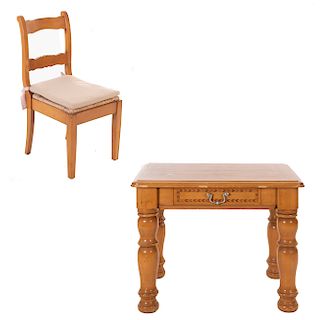 Escritorio y silla. Siglo XX. En talla de madera. Silla con asiento de palma tejida cubierto con cojón color arena. 76 x 100 x 70 cm.
