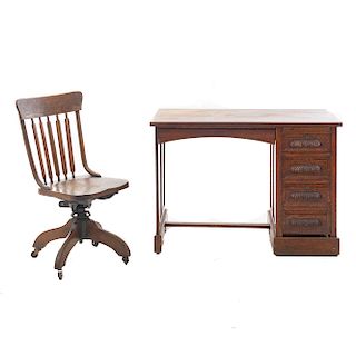 Lote de escritorio y silla giratoria. SXX. En talla de madera. Escritorio con 4 cajones y extensión. 77 x 109 x 59 cm.