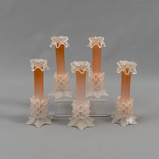 Lote de 5 candeleros. Origen europeo. SXX. Elaborados en cristal opaco. Con arandelas florales, fustes lisos y soportes geométricos.