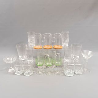 Lote de vasos y copas. Siglo XX. Diferentes diseños. Elaborados en cristal, algunos de pepita. Piezas: 97.