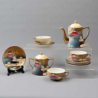 Servicio abierto de té. Japón. Siglo XX. Elaborada en porcelana. Consta de: tetera, azucarera, 3 tazas y 6 platos base. Piezas: 11.