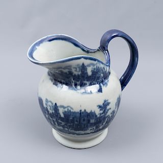 Jarra. Inglaterra. Siglo XX. Elaborada en semi-porcelana Victoria Ware. Decorada con paisajes y escenas campestres en azul cobalto.