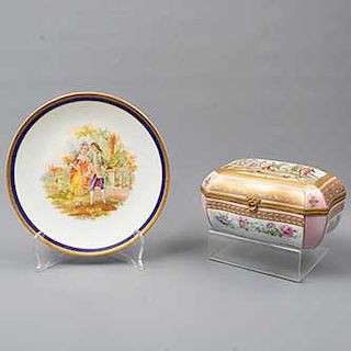 Lote de alhajero y plato decorativo. Francia. Elaborados en porcelana Limoges. Siglo XX. 11 x 19 x 15 cm. (mayor)