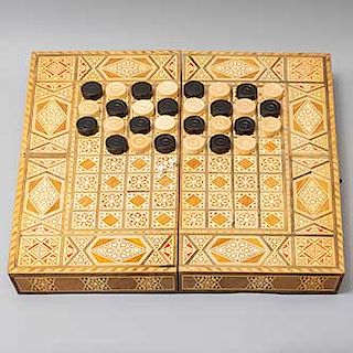 Tablero de backgammon y damas chinas. Siglo XX. En talla de madera. Decorado con motivos geométricos en marquetería y broche de metal.