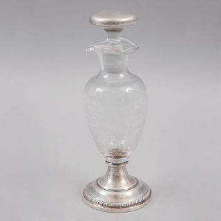 Vinagrera. Inglaterra, siglo XX. Elaborada en cristal esgrafiado con motivos orgánicos y lámina de plata Sterling en base y tapa.