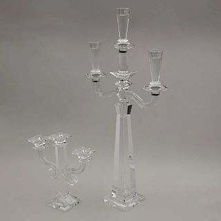 Lote de candelabros. Alemania e Irlanda, siglo XX. Elaborado en cristal Köstlich y Shannon. Diseñado con facetados geométricos. Pzs: 2