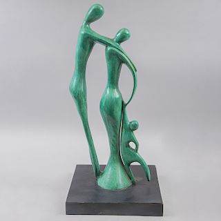 Firmado con acrónimo M.M.O. Escultura de familia. Fundición en bronce con patinado verde y base cuadrangular de madera, 24/25.