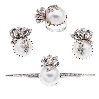 Anillo, par de aretes y prendedor con medias perlas y diamantes en plata paladio. 4 medias perlas color blanco de 17 mm. 66 diam...
