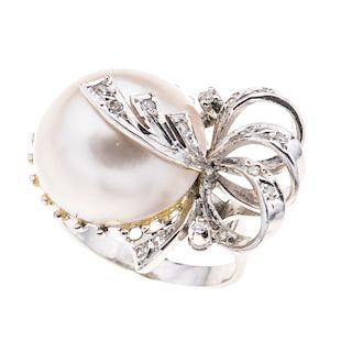Anillo con media perla y diamantes en plata paladio. 1 media perla cultivada color blanco de 17 mm. 14 diamantes corte 8 x 8. ...