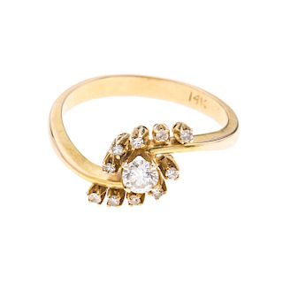 Anillo con diamantes en oro amarillo de 14k. 1 diamante central corte brillante. Color     J. Claridad SI2. 0.20ct. ...