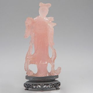 Dama Oriental. China, siglo XX. Elaborada en cuarzo rosa con base de madera.