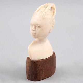Busto de mujer africana. Siglo XX. Talla de marfil con base de madera.