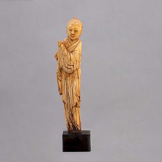 Figura de dama. China, siglo XX. Talla en marfil entintada. Estilo Ming. 19 cm de altura.
