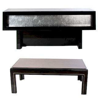 Lote de mesas: Consta de: Mesa-consola. Elaborada en madera laqueada. Con cubierta rectangular y soportes lisos. Pz: 2
