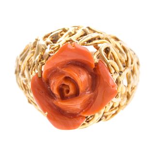 A Ladies Vintage Coral Ring in 18K Gold